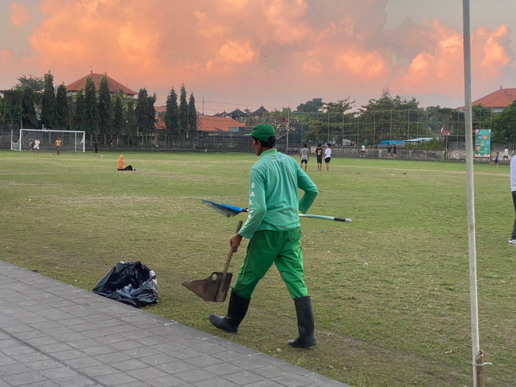 Petugas Kebersihan, Pahlawan Senyap di Balik Meriahnya Porsenides Dalung Tahun 2025